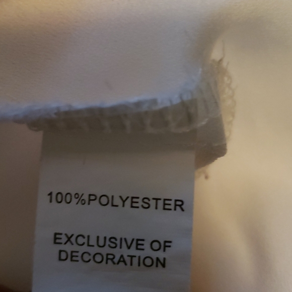 White sleeveless v neck top - Picture 7 of 7